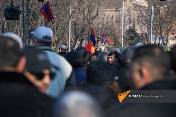Deputāte Lilita Galstjana uzrunā opozīcijas mītiņa dalībniekus Bagramjana prospektā pie Armēnijas Nacionālās sapulces ēkas, 3. marts, Erevāna - Sputnik Latvija