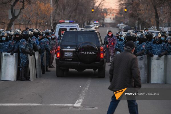 Policisti opozīcijas mītiņa laikā Bagramjana prospektā pie Armēnijas Nacionālās sapulces ēkas, 3. marts, Erevāna - Sputnik Latvija