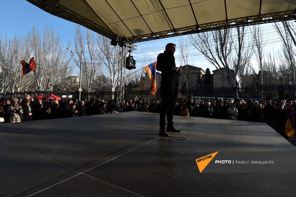Advokāts Arams Vardevaņans uzrunā opozīcijas mītiņa dalībniekus Bagramjana prospektā pie Armēnijas Nacionālās sapulces ēkas, 3. marts, Erevāna - Sputnik Latvija