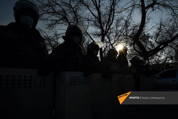Policisti opozīcijas mītiņa laikā Bagramjana prospektā pie Armēnijas Nacionālās sapulces ēkas, 3. marts, Erevāna - Sputnik Latvija