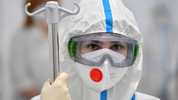 Медсестра в инфекционной клинической больнице №2 Департамента здравоохранения города Москвы - Sputnik Latvija