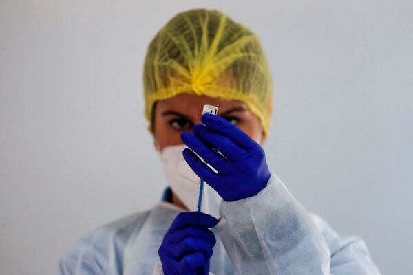 Mediķe gatavo Pfizer/BioNTech vakcīnu masveida vakcinācijas laikā Rondā, Spānijā - Sputnik Latvija