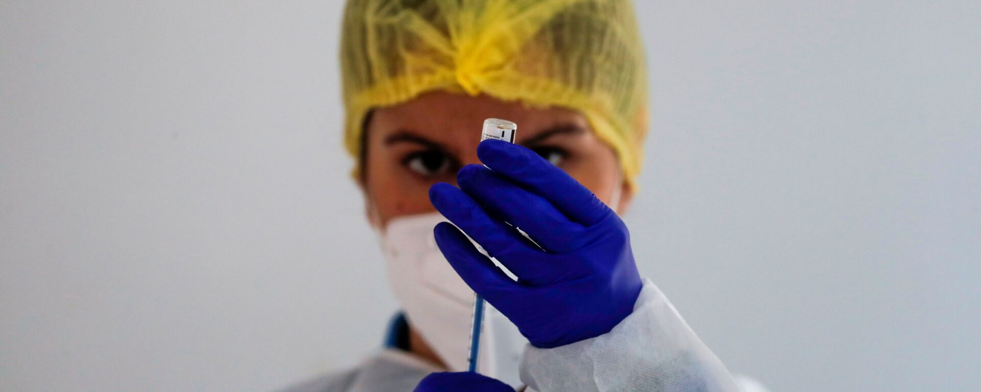 Медицинский работник готовит дозу вакцины Pfizer-BioNTech во время массовой вакцинации в Ронде, Испания - Sputnik Латвия, 1920, 10.03.2021