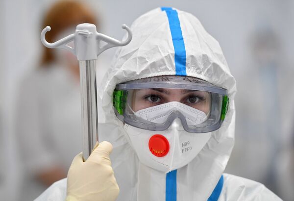 Медсестра в инфекционной клинической больнице №2 Департамента здравоохранения города Москвы - Sputnik Латвия
