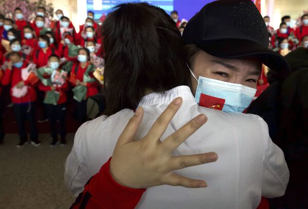 Медик из китайской провинции Цзилинь прощается с коллегами в международном аэропорту Тяньхэ в Ухане, Китай - Sputnik Латвия
