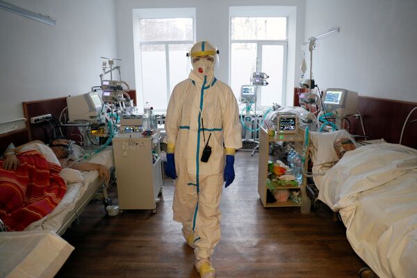 Врач в палате киевской больницы, Украина - Sputnik Латвия