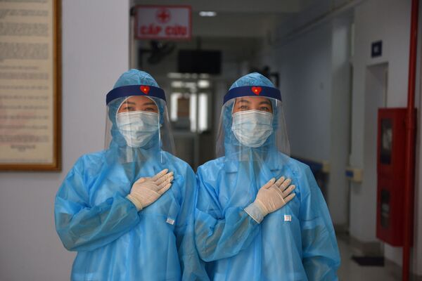 Медики в защитной одежде во временном центре тестирования коронавируса в Ханое, Вьетнам - Sputnik Латвия