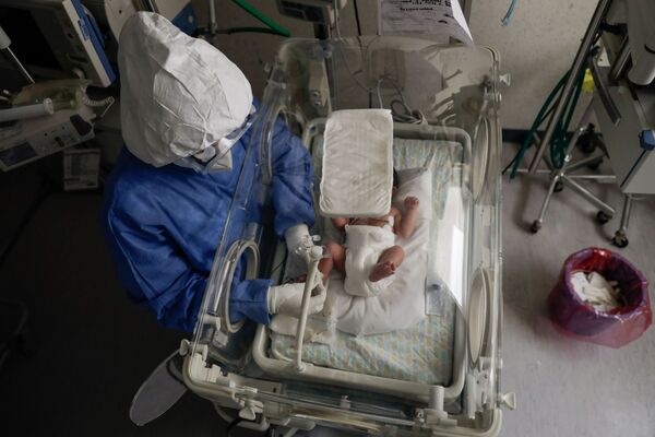 Медсестра с зараженным коронавирусом новорожденным в роддоме в Толуке, Мексика - Sputnik Латвия