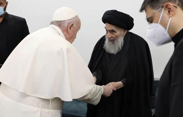 Папа Римский Франциск во время встречи с аятоллой Али Систани в Ираке  - Sputnik Латвия