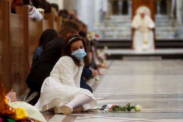 Девочка на полу церкви во время богослужения Папы Римского Франциска в Каракоше  - Sputnik Латвия