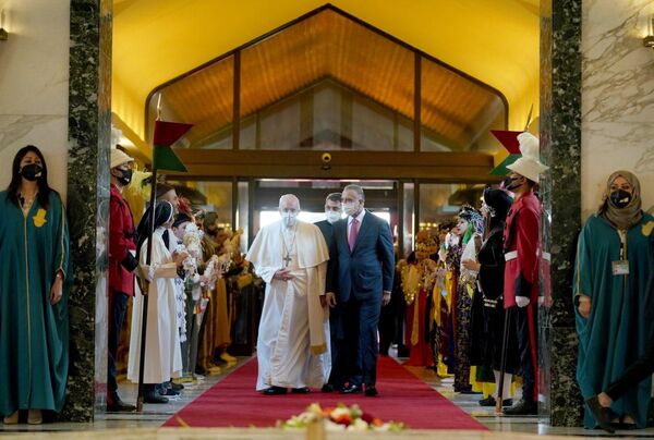 Папа Римский Франциск во время встречи с премьер-министром Ирака Мустафой аль-Казыми - Sputnik Латвия