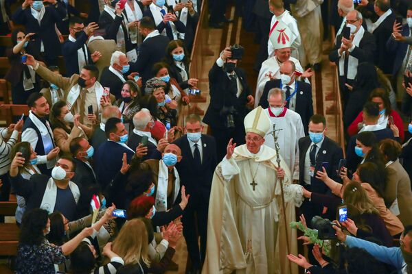 Папа Римский Франциск после мессы в Багдадском соборе Святого Иосифа  - Sputnik Латвия