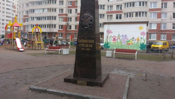 Самовольно установленный памятный знак латышским стрелкам в Петербурге - Sputnik Latvija