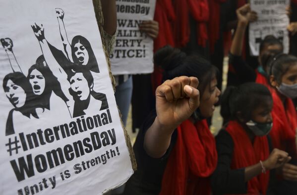 Члены различных женских неправительственных организаций выкрикивают лозунги по случаю Международного женского дня в Нью-Дели, Индия - Sputnik Латвия