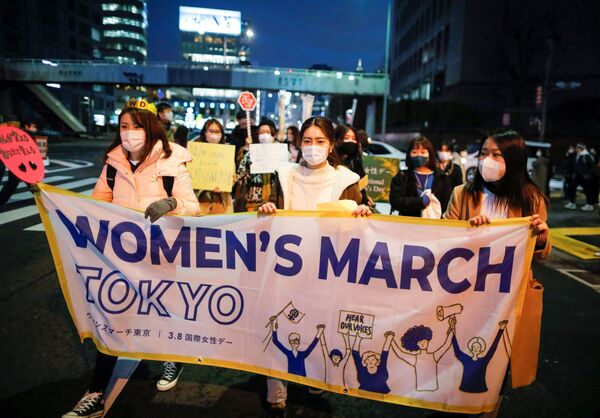Японские демонстранты держат баннер во время марша, призывающего к гендерному равенству, по случаю Международного женского дня в Токио, Япония - Sputnik Латвия