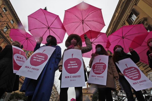 Демонстрации перед Министерством финансов Италии, приуроченная к Международному женскому дню, Рим - Sputnik Латвия
