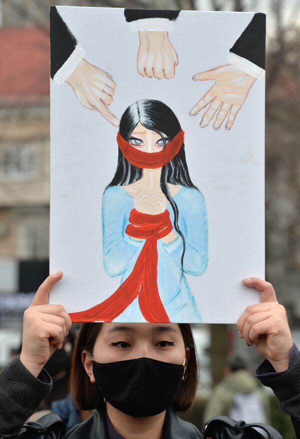 Девушка держит плакат во время митинга, приуроченного к Международному женскому дню, в Бишкеке, Кыргызстан - Sputnik Латвия