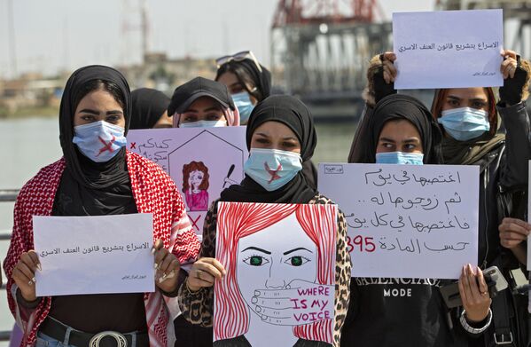 Иракские женщины на демонстрации, приуроченной к Международному женскому дню, Басра, Ирак - Sputnik Латвия