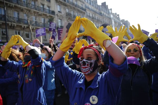 Французские активисты за права женщин во время марша, приуроченного к Международному женскому дню, Париж - Sputnik Латвия