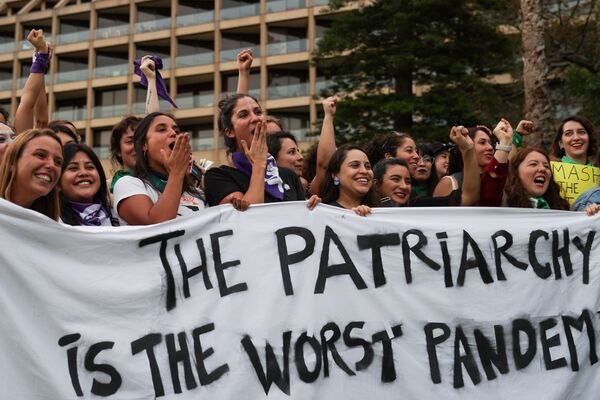 Женщины участвуют в митинге по случаю Международного женского дня в Сиднее, Австралия - Sputnik Латвия
