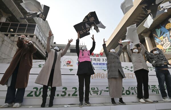 Южнокорейские активистки во время акции протеста, приуроченной к Международному женскому дню, Сеул, Южная Корея - Sputnik Латвия