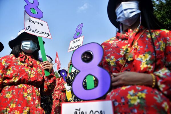 Члены профсоюзов, работающие на государственных предприятиях Таиланда, во время марша за права трудящихся на материнство, приуроченного к Международному женскому дню, Бангкок - Sputnik Латвия