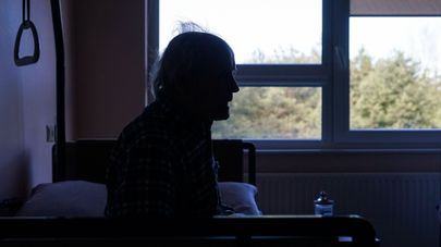 Пациент с COVID-19 в палате интенсивной терапии в коронавирусном отделении Даугавпилсской региональной больницы