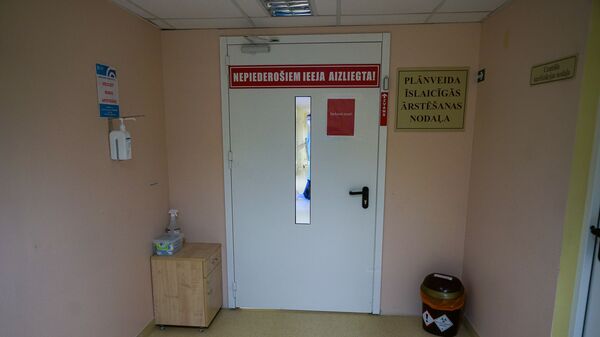 Вход в красную зону коронавирусного отделения Даугавпилсской региональной больницы - Sputnik Латвия