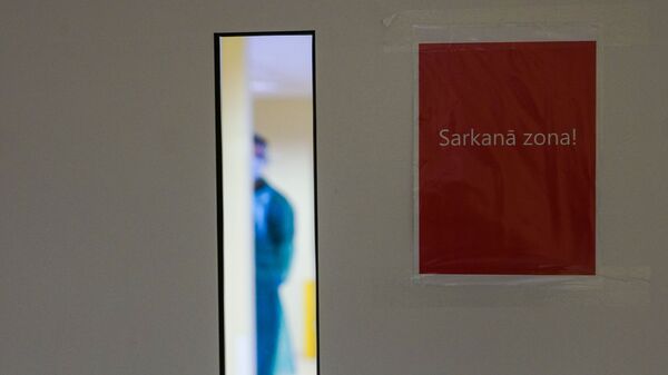 Вход в красную зону коронавирусного отделения Даугавпилсской региональной больницы - Sputnik Латвия