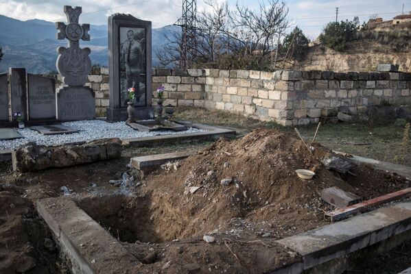 Konflikta laikā Kalnu Karabahā gāja bojā vairāk nekā četri tūkstoši cilvēku. Atrakts kaps. Daži cilvēki, pametot mājas, ņēma līdzi tuvinieku mirstīgās atliekas, lai pārapbedītu tās Armēnijā. Lačinas pilsēta - Sputnik Latvija