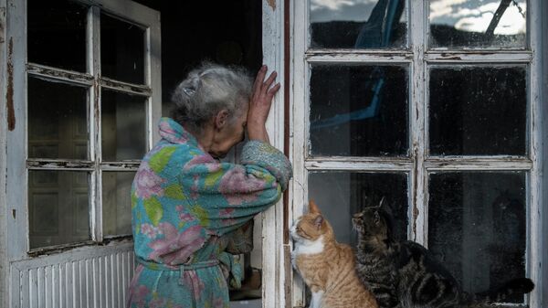 Абовян Асмик плачет в дверях своего дома в селе Неркин Сус, Нагорный Карабах - Sputnik Латвия