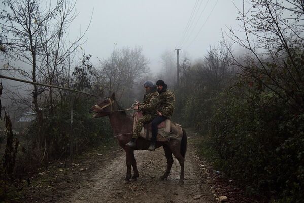 Vietējie iedzīvotāji Tagavardas ciemā. Pēc uguns pārtraukšanas šis ciems izrādījās sadalīts uz pusēm starp Armēniju un Azerbaidžānu.  - Sputnik Latvija