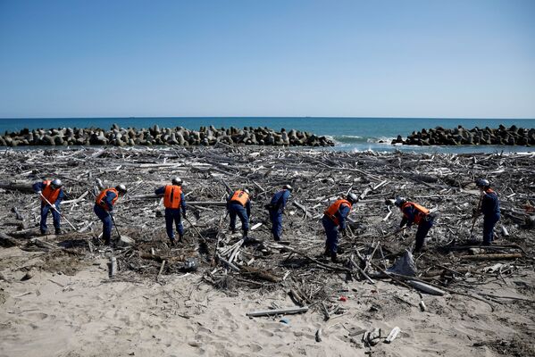 Пожарные ищут останки без вести пропавших жертв землетрясения 2011 года в Японии  - Sputnik Латвия