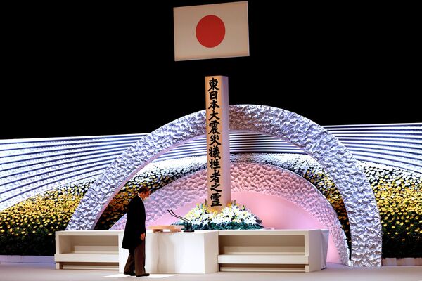Премьер-министр Японии Есихидэ Суга на церемонии в память о жертвах землетрясения 2011 года  - Sputnik Латвия