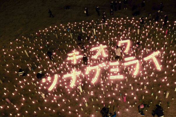 Свечи, зажженные в память о жертвах землетрясения 2011 года в префектуре Фукусима  - Sputnik Латвия