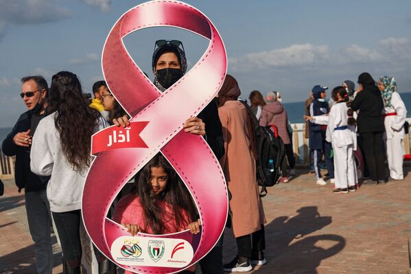 Палестинские женщины принимают участие в митинге, приуроченном к Международному женскому дню, в городе Газа - Sputnik Latvija