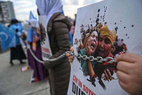 Члены мусульманского уйгурского меньшинства на демонстрации, приуроченной к Международному женскому дню, возле китайского консульства в Стамбуле, Турция - Sputnik Latvija