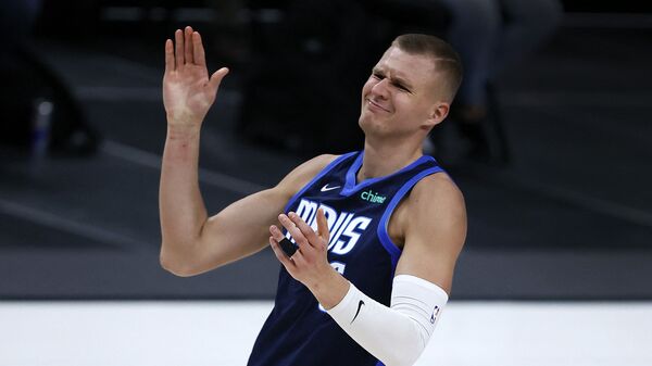 Латвийский баскетболист Кристапс Порзингис, выступающий за команду «Даллас Маверикс» - Sputnik Латвия