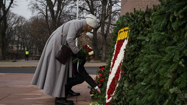 Возложение цветов у Памятника Свободы в Риге в неофициальный День памяти латышских легионеров СС - Sputnik Латвия