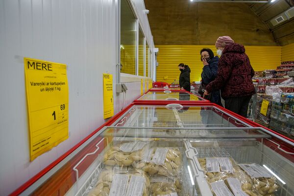 Ledusskapis ar vareņikiem zemo cenu veikalā Mere - Sputnik Latvija