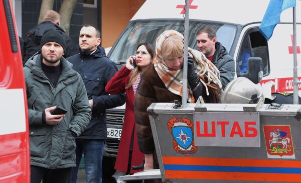 Люди у пострадавшего от взрыва дома в подмосковном городе Химки - Sputnik Латвия