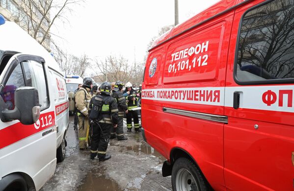 Пожарные, спасатели и аварийные службы у пострадавшего от взрыва жилого дома в подмосковном городе Химки - Sputnik Латвия