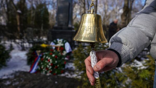 Корабельная рында звонит в память о моряках-подводниках - Sputnik Латвия