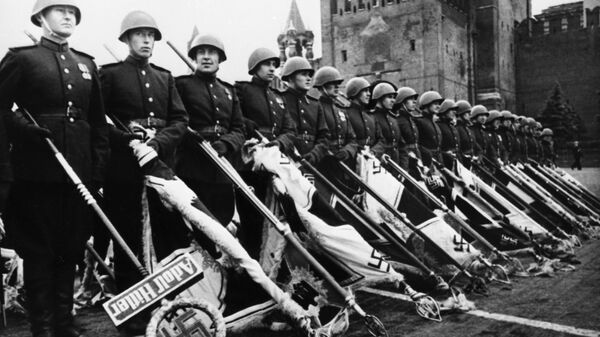 Парад Победы на Красной площади в Москве 24 июня 1945 года в ознаменование разгрома фашистской Германии во Второй мировой войне - Sputnik Latvija