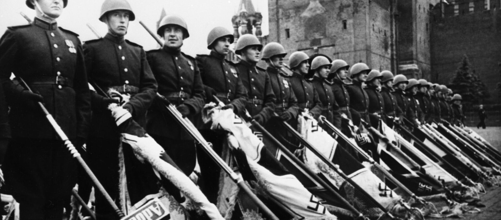 Парад Победы на Красной площади в Москве 24 июня 1945 года в ознаменование разгрома фашистской Германии во Второй мировой войне - Sputnik Latvija, 1920, 10.05.2021