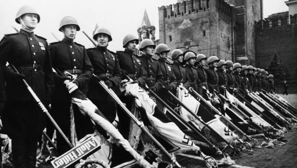Парад Победы на Красной площади в Москве 24 июня 1945 года в ознаменование разгрома фашистской Германии во Второй мировой войне - Sputnik Latvija