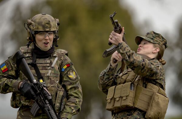Военнослужащие из Румынии и США во время учений на полигоне Капу-Мидия в Румынии  - Sputnik Latvija