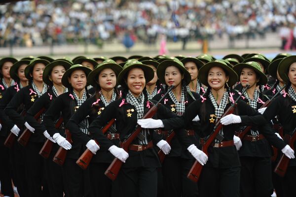 Женщины-военнослужащие, одетые в форму солдат Вьетконга, во время военного парада во Вьетнаме  - Sputnik Latvija
