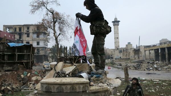 Военнослужащие в освобожденном квартале восточного Алеппо - Sputnik Latvija