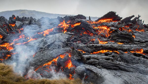 Лава от извержения вулкана на полуострове Рейкьянес на юго-западе Исландии  - Sputnik Латвия